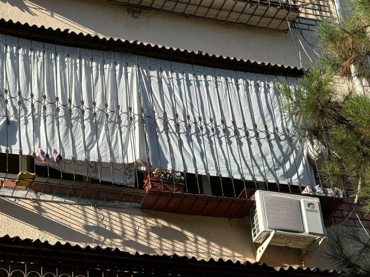 Балконная арочная линия на широком окне