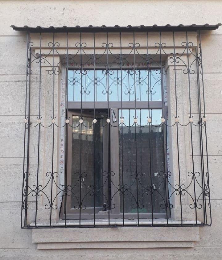 Козырек с лилиями, установленная решетка