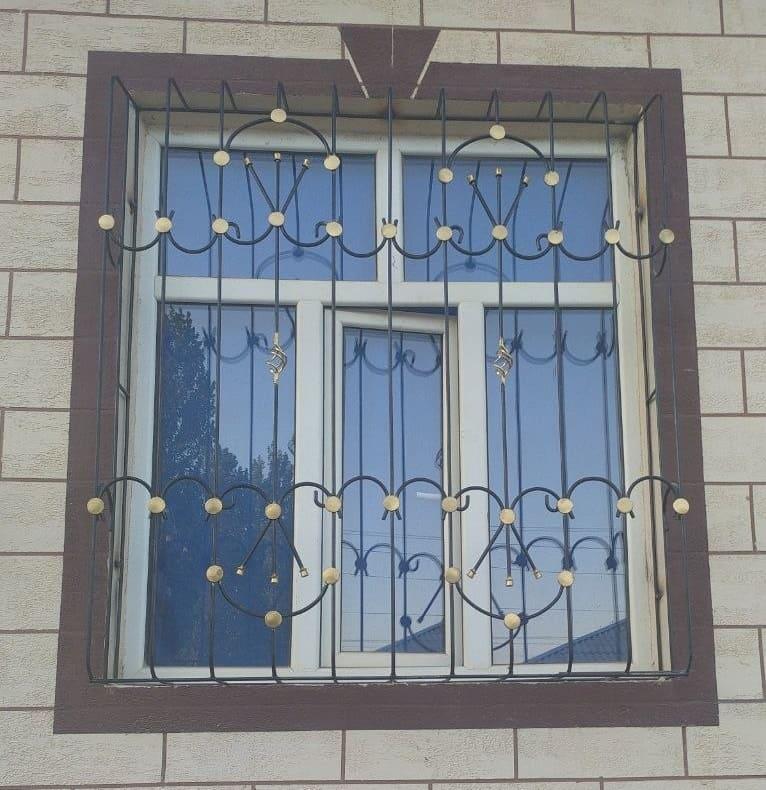 Венок с кругами на оконном проеме