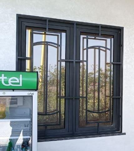 Геометрическая рамка на темном окне