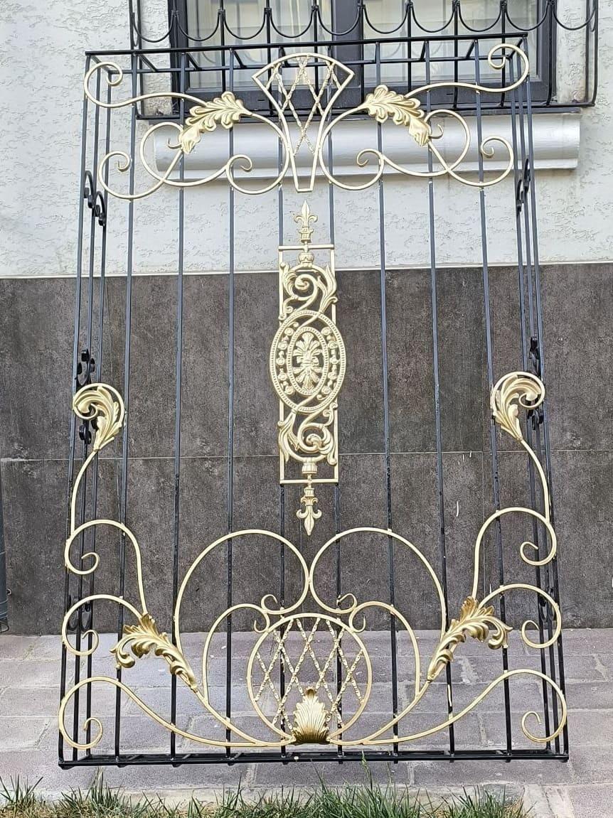 Корона с бриллиантом на окне